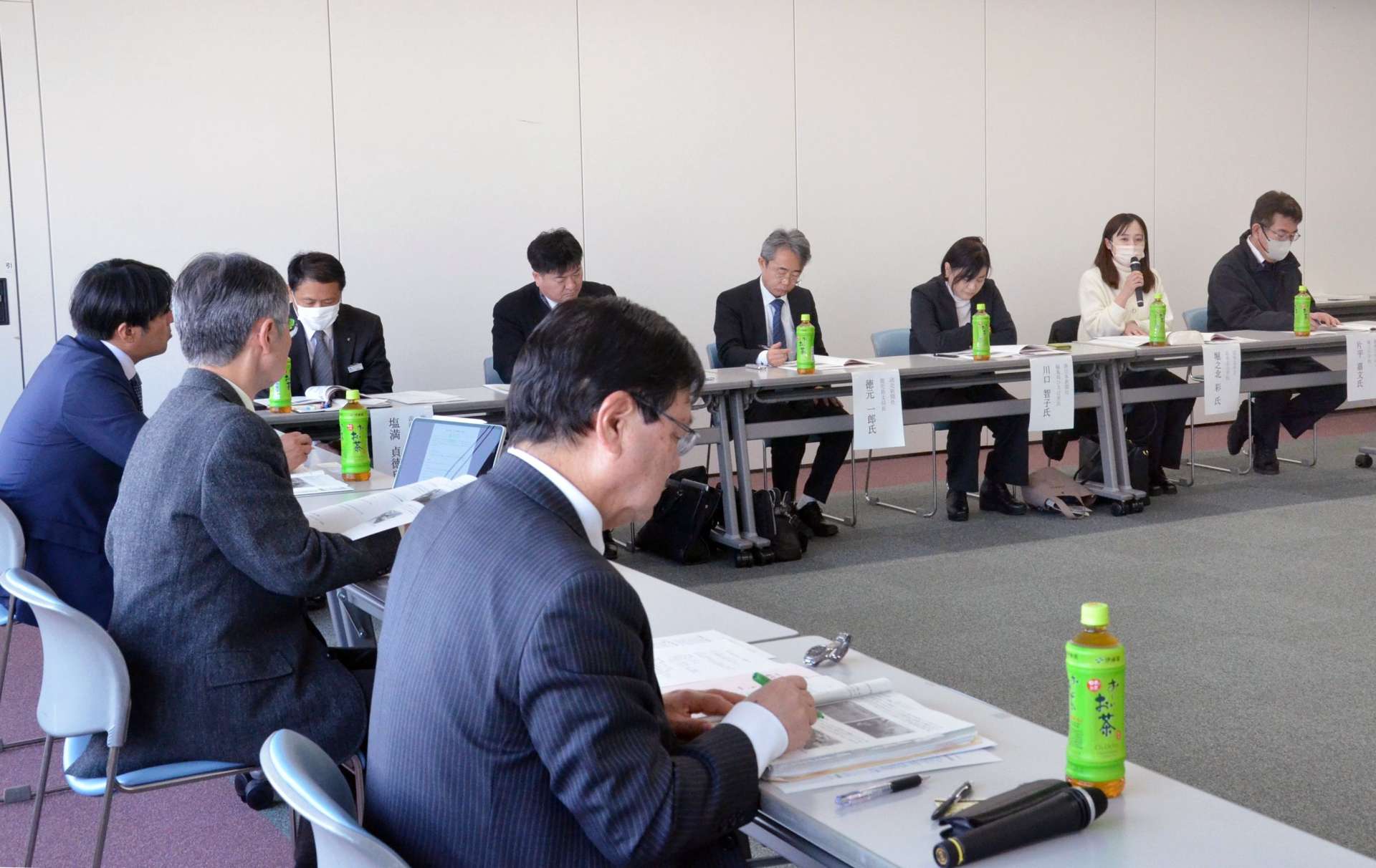 新聞を活用した取り組みを紹介するＮＩＥ実践校の教諭ら＝２２日、鹿児島市の南日本新聞社