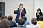 女性や学生との対話集会で不登校や災害対策の考えを話す野田佳彦代表＝２３日、鹿児島市