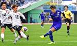 後半、シュートを放つ鹿児島Ｕの武＝白波スタジアム