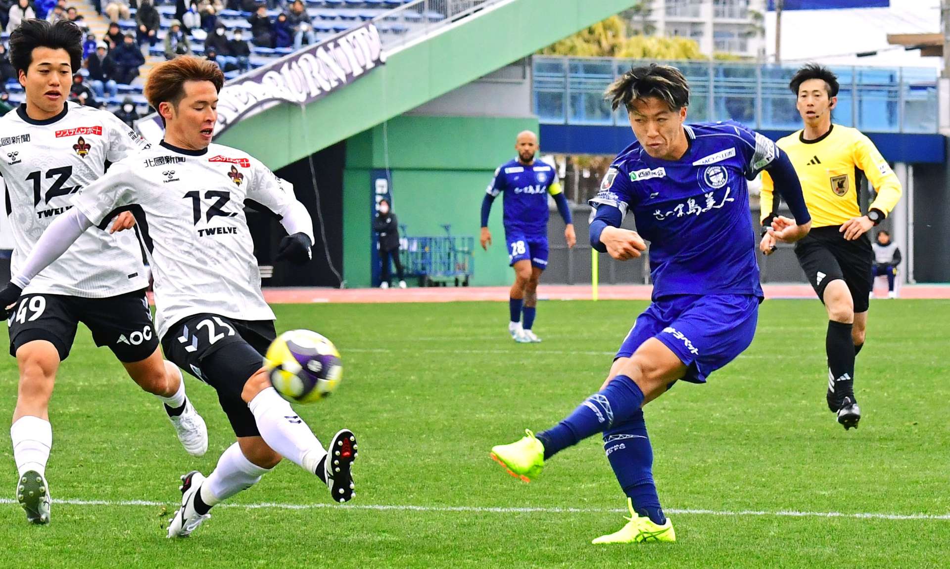 後半、シュートを放つ鹿児島Ｕの武＝白波スタジアム
