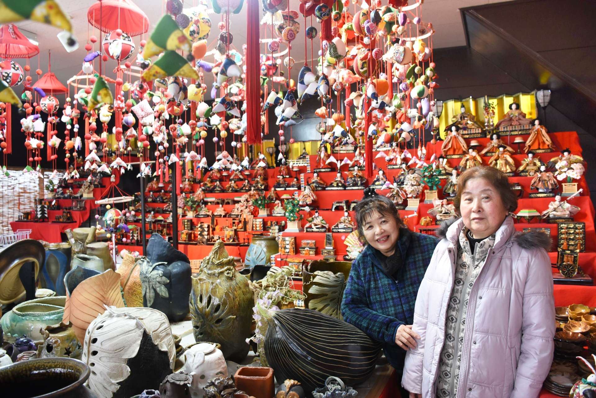 華やかなひな壇やかわいいさげもんが目を引く「夢工房　龍宮」のひな祭り＝大崎町横瀬