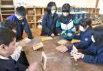 卒業記念の写真立てを作る児童＝南大隅町の神山小学校