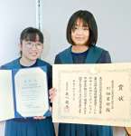 第１４回大阪成蹊全国アート＆コンペティションで文部科学大臣賞に選ばれた川畑菜桜さん（右）、入選した今柳田あおばさん＝鹿児島市の皇徳寺中学校