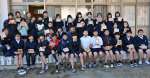 〈関連〉卒業記念に作った写真立てを手にする児童＝南大隅町の神山小学校
