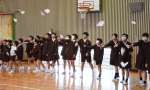 紙飛行機を飛ばす鶴丸小学校の児童＝２１日、日置市東市来の同校
