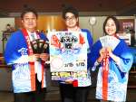 「第１８回枕崎ぶえん鰹スタンプラリー」をＰＲする枕崎市観光協会の浜村百合子事務局次長（右）ら＝鹿児島市の南日本新聞社