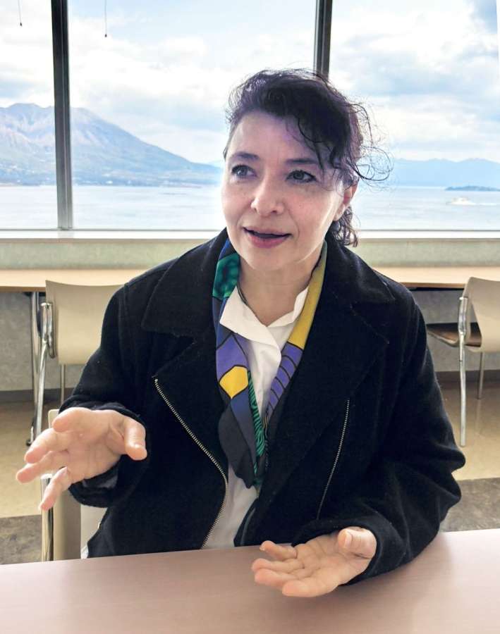 「ウクライナの自由と平和を信じたい」と話すルドルフ・ヴィクトリアさん＝２３日、鹿児島市の南日本新聞会館