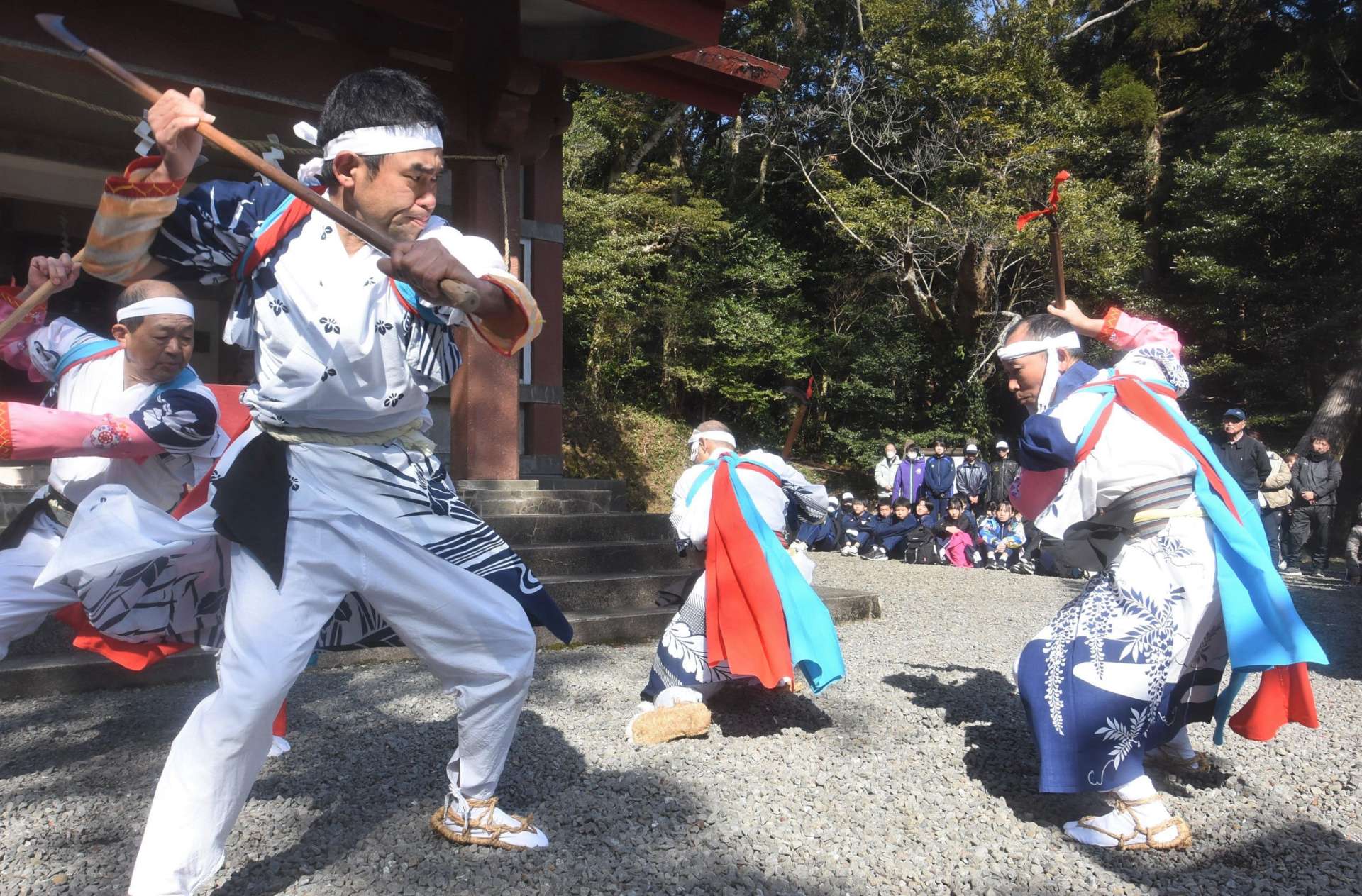 ナタや鎌を打ち合う勇壮な市崎木場集落の棒踊り＝南さつま市の野間神社