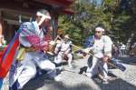 ナタや鎌を打ち合う勇壮な市崎木場集落の棒踊り＝南さつま市の野間神社