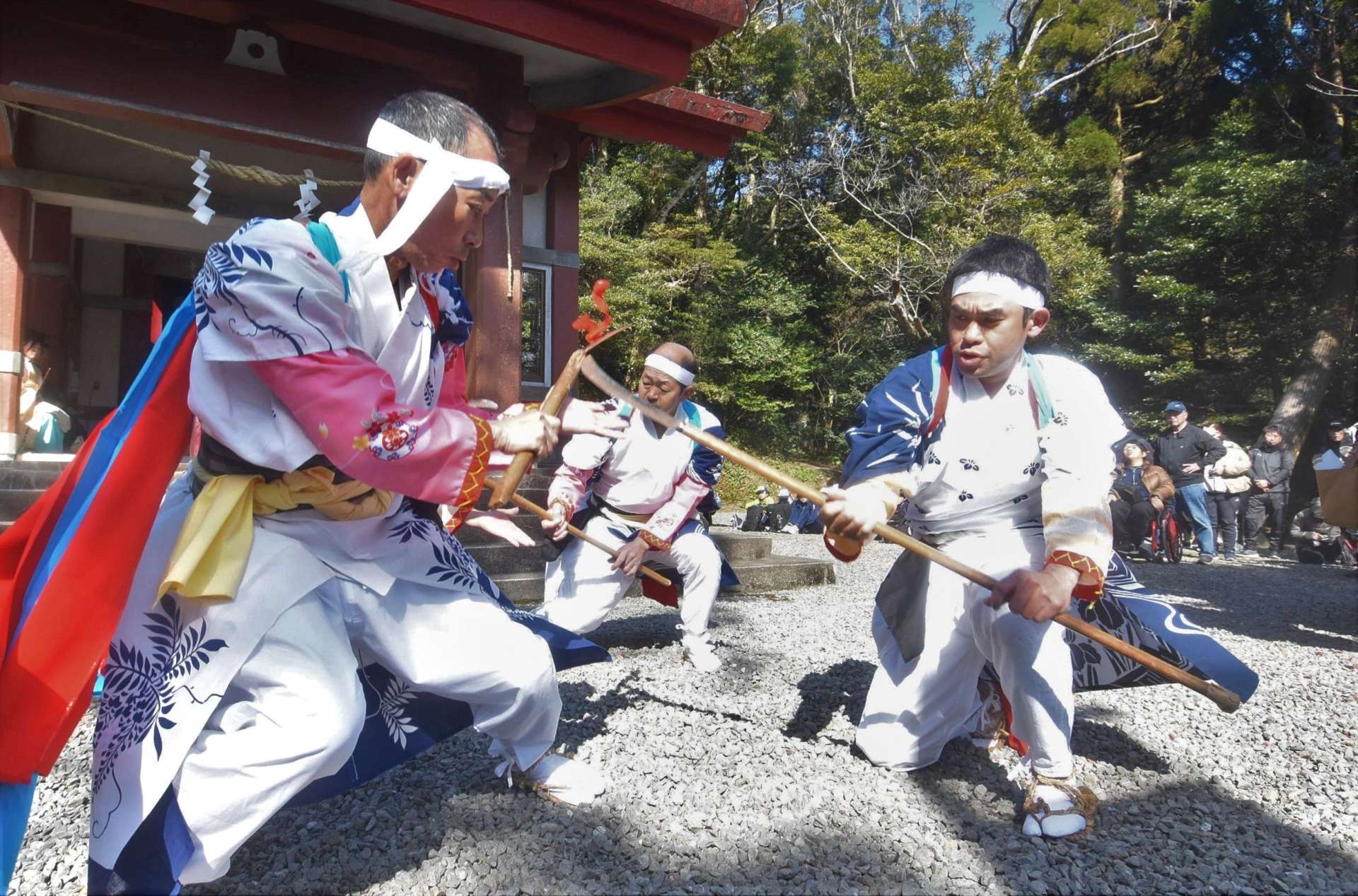 ナタや鎌を打ち合う勇壮な市崎木場集落の棒踊り＝南さつま市の野間神社