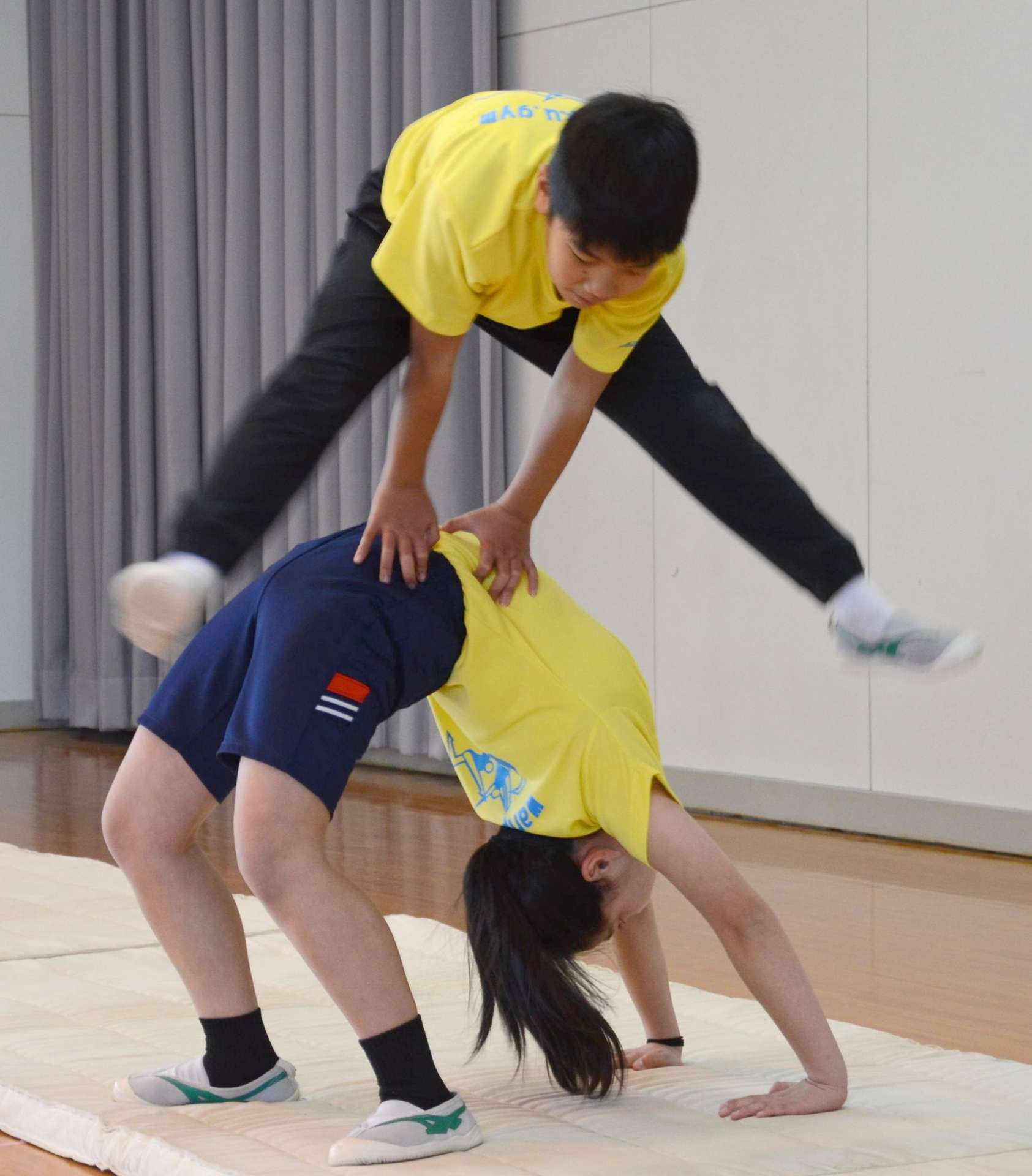 体操を発表した４年生と６年生のペア＝２０日、鹿児島市の和田小学校