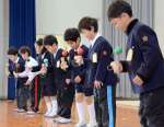 けん玉を披露する１年３組の児童＝２０日、鹿児島市の和田小学校