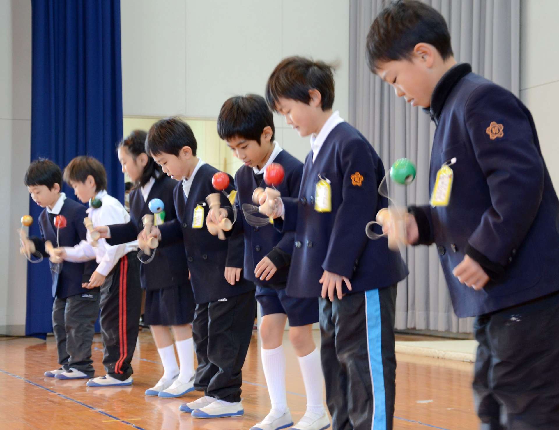 けん玉を披露する１年３組の児童＝２０日、鹿児島市の和田小学校