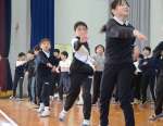 ソーラン節を踊った５年２組の児童＝２０日、鹿児島市の和田小学校
