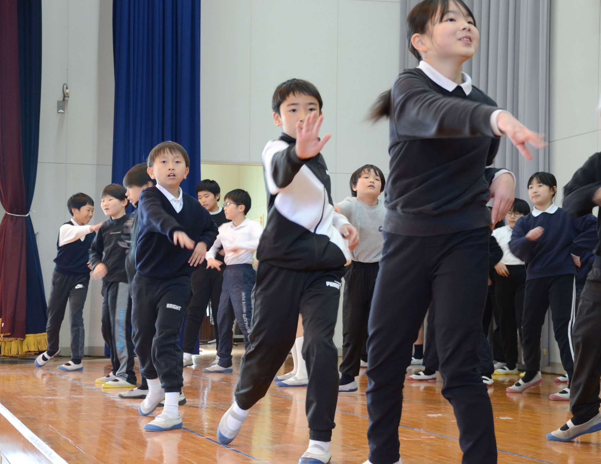 ソーラン節を踊った５年２組の児童＝２０日、鹿児島市の和田小学校