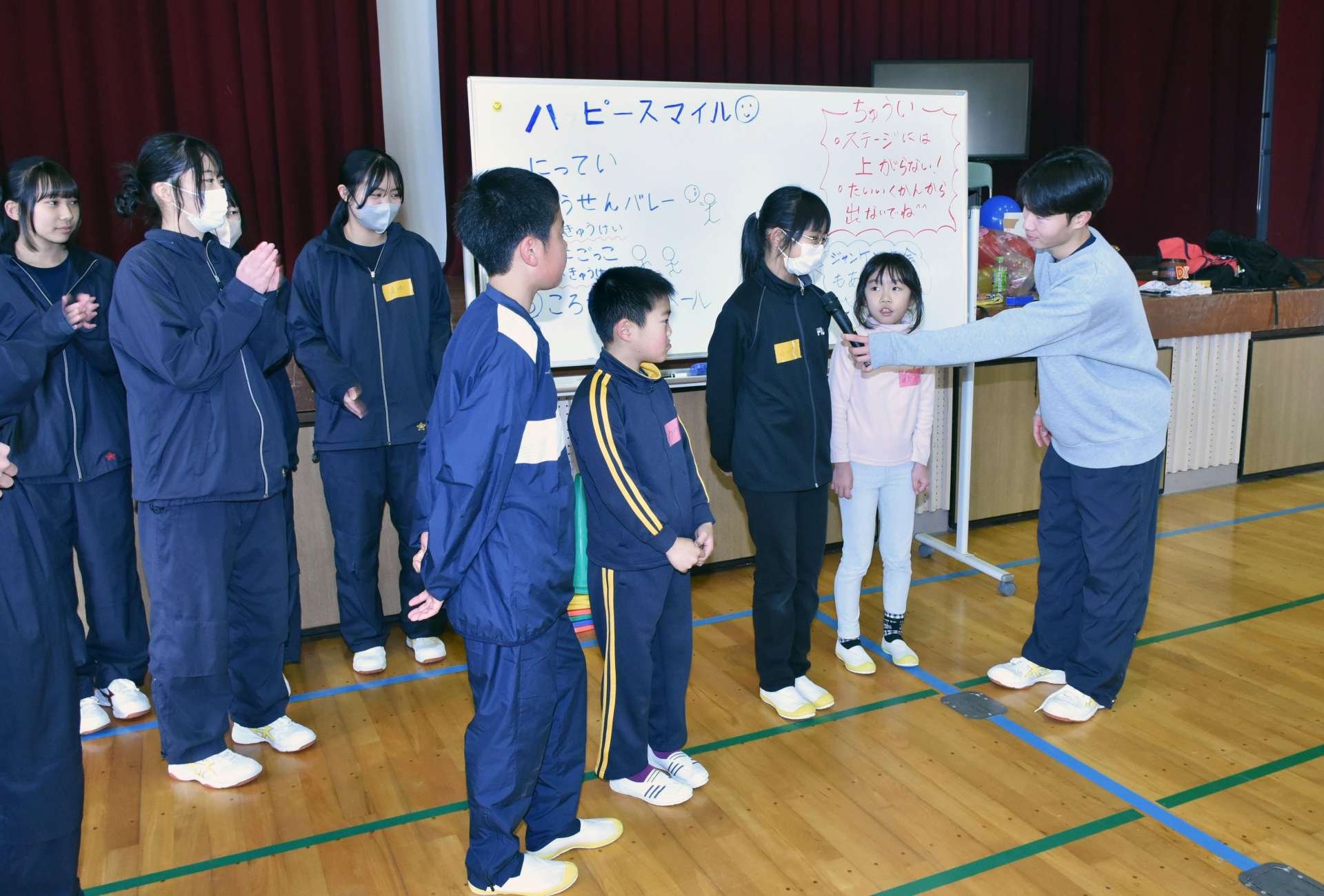 小学生向けに友だちづくりや体力づくりのイベントを開いた大口高生。生徒数増加の願いも込められている＝２２日、伊佐市の同校