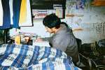 胸高鳴る大学生活で、男子寮という異世界に迷い込んだイケザキ。壁の落書きが呪文のように迫ってくる