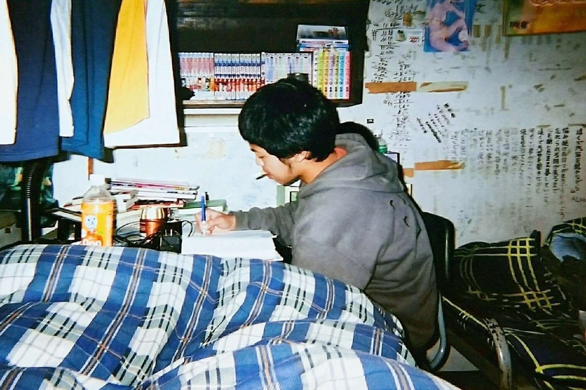 胸高鳴る大学生活で、男子寮という異世界に迷い込んだイケザキ。壁の落書きが呪文のように迫ってくる