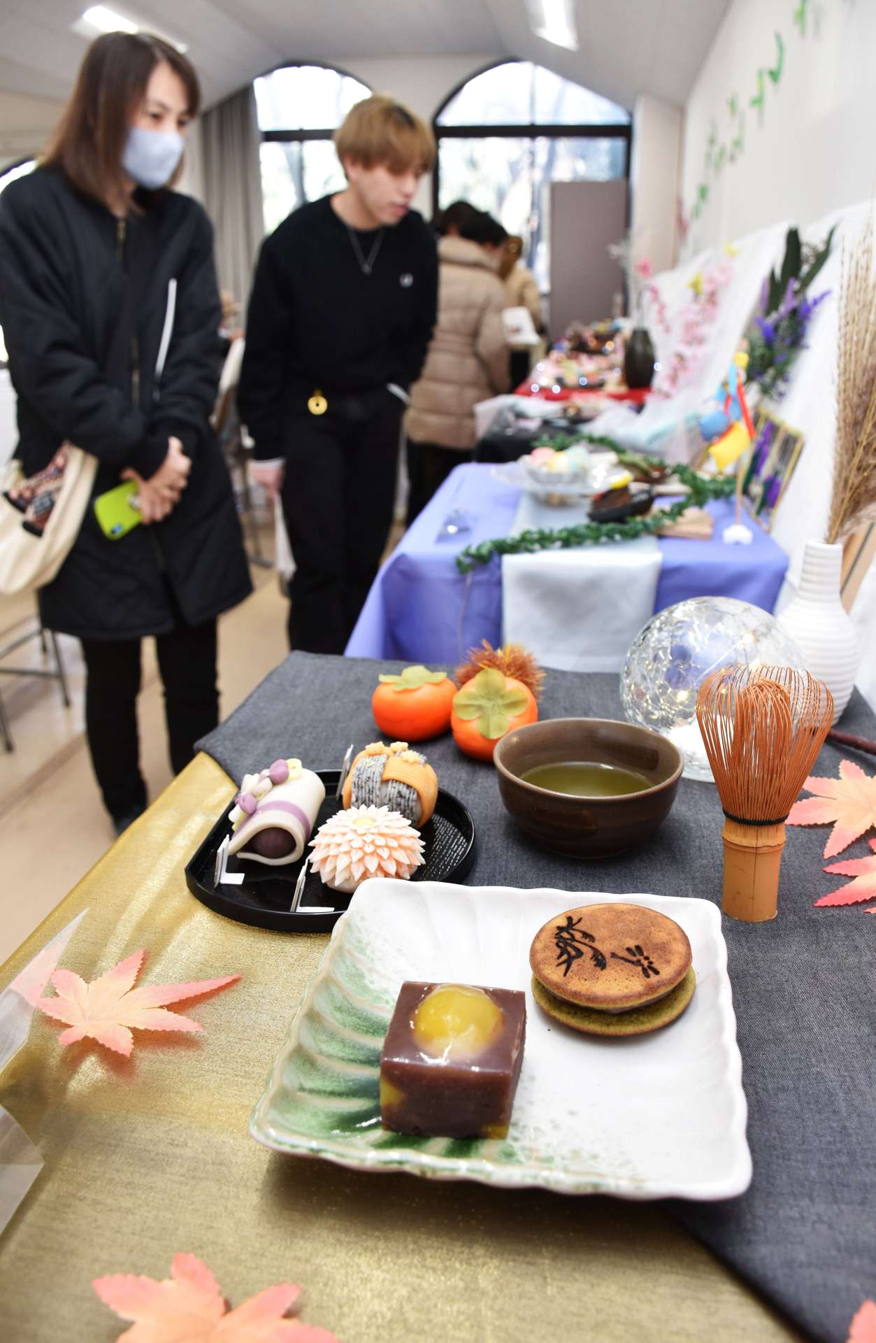工夫を凝らした料理やスイーツが並ぶ卒業作品展＝いちき串木野市の神村学園