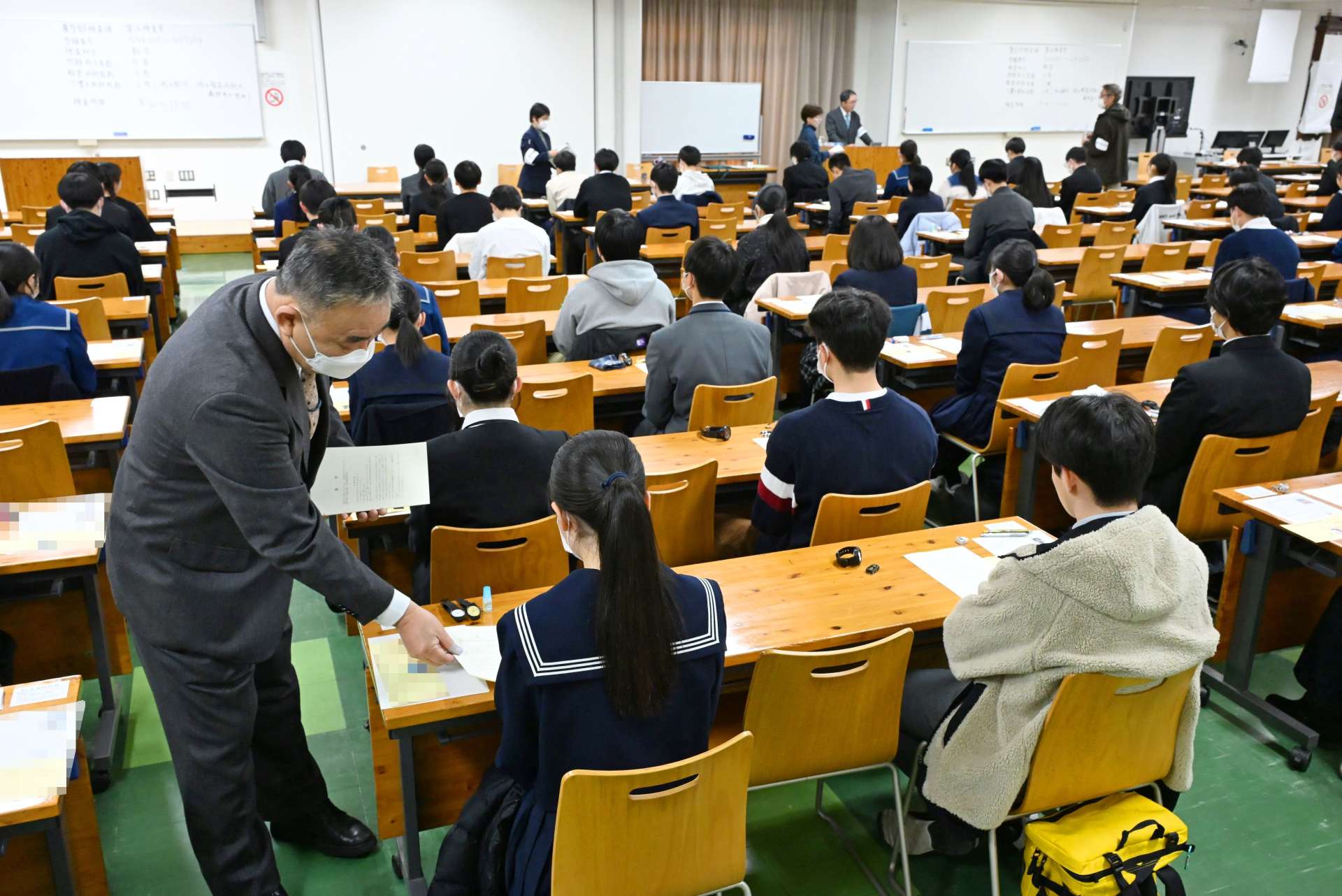 試験開始を待つ受験生＝２５日午前９時１３分、鹿児島市の鹿児島大学（画像は一部加工してあります）