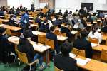 試験開始を待つ受験生＝２５日午前９時１５分、鹿児島市の鹿児島大学