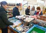 特産品の買い物を楽しむツアー参加者＝錦江町の道の駅錦江にしきの里