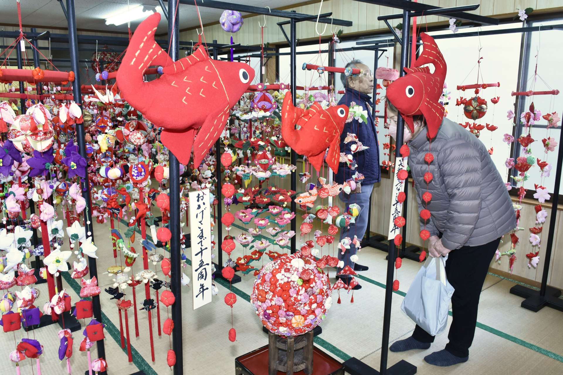 タイの飾りなどが出迎える「伊佐のひな祭り福かざり」会場＝伊佐市の稲荷町公民館