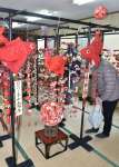 タイの飾りなどが出迎える「伊佐のひな祭り福かざり」会場＝伊佐市の稲荷町公民館