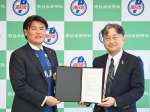 スポンサー契約を結んだ鹿児島Ｕの徳重剛代表（左）と南日本新聞社の和田茂常務＝同社