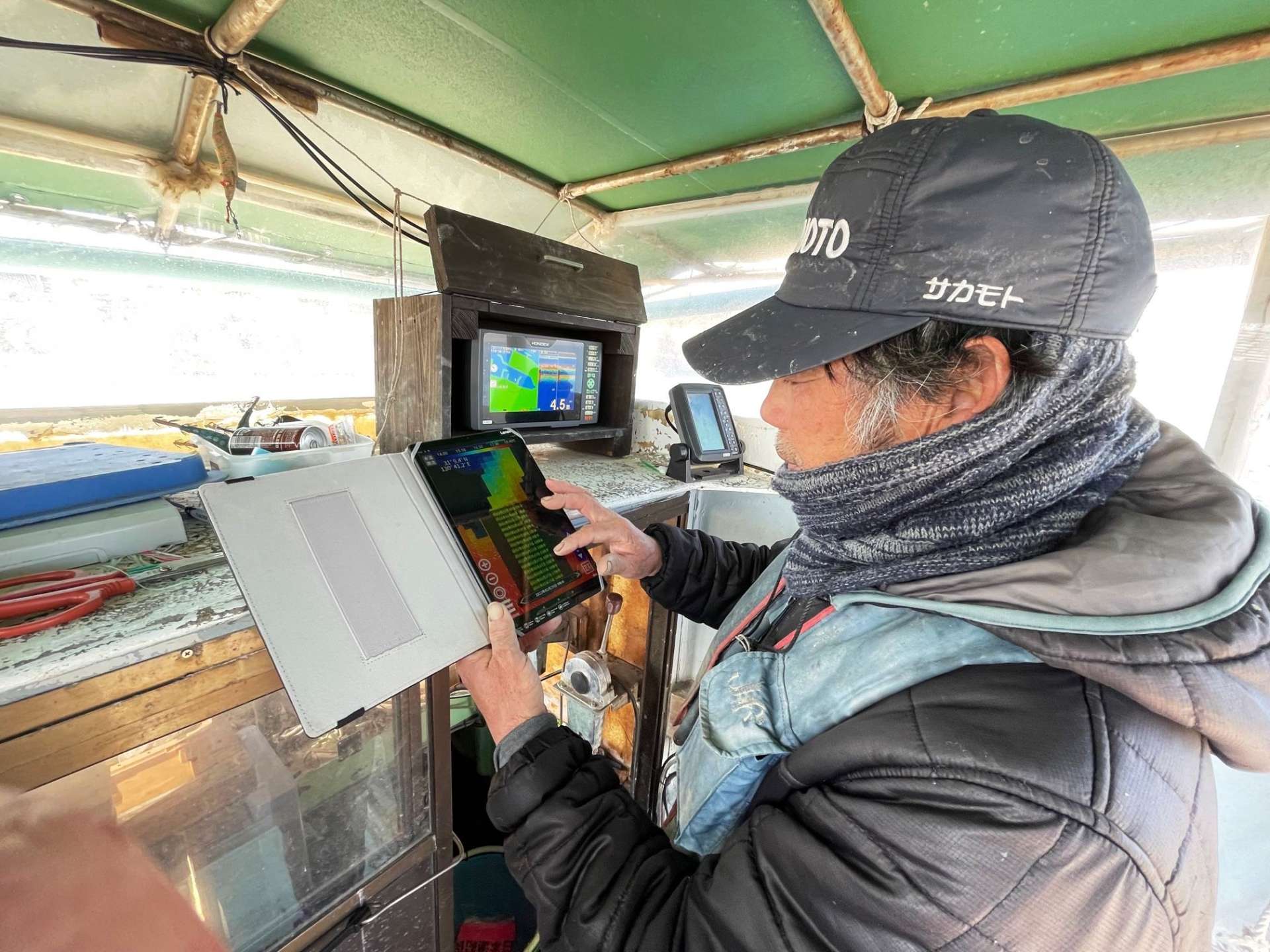 タブレットで海況予測を確認する漁業者＝指宿市（鹿児島県水産技術開発センター提供）