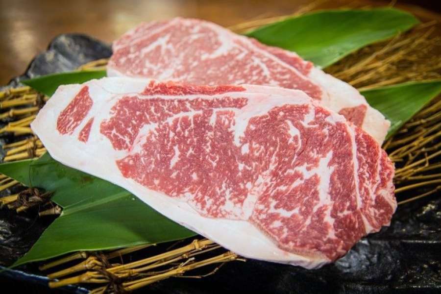 屋久島の未利用資源を使った餌で育てた縄文牛のサーロイン（リファインホールディングス提供）
