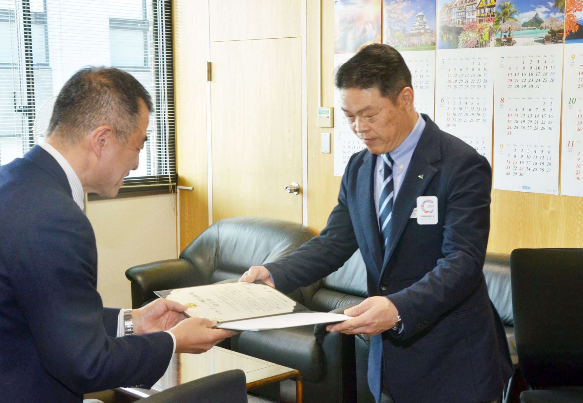 認定証を受け取るＪＡ鹿児島県経済連茶事業部の吉野康一部長（右）＝２６日、鹿児島市の九州農政局県拠点