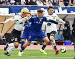 攻守の切り替え役を担う鹿児島Ｕのアンジェロッティ（９）＝白波スタジアム
