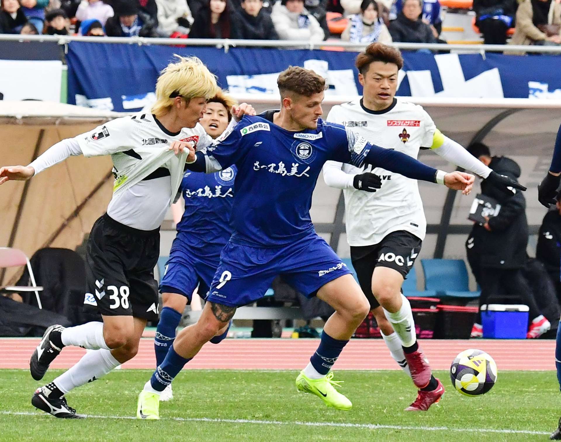 攻守の切り替え役を担う鹿児島Ｕのアンジェロッティ（９）＝白波スタジアム