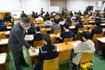 試験開始を待つ受験生＝２５日午前９時１３分、鹿児島市の鹿児島大学（画像は一部加工してあります）