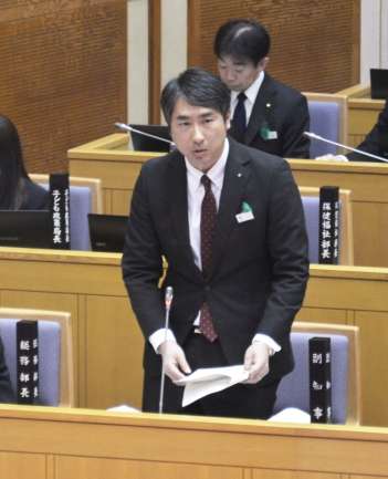 〈関連〉議員の質問に答える鹿児島県の虫明徹総務部長＝２６日午前、鹿児島県議会