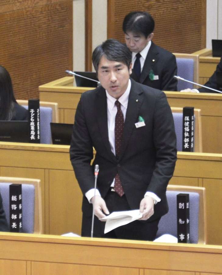 〈関連〉議員の質問に答える鹿児島県の虫明徹総務部長＝２６日午前、鹿児島県議会