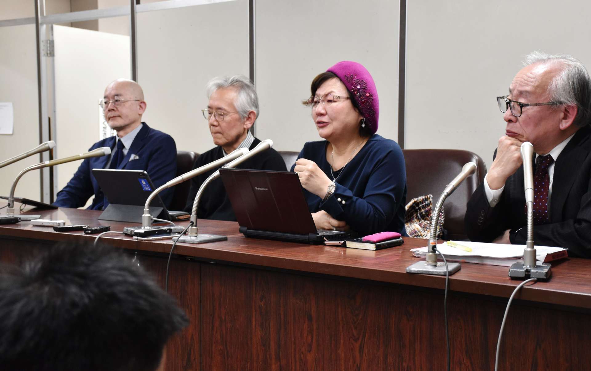 会見中に涙を浮かべる鴨志田祐美弁護士（右から２人目）ら＝２６日、東京・霞が関の司法記者クラブ