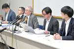 特別抗告棄却を受け会見する森雅美弁護士（中央）ら＝２６日午後４時２５分、鹿児島市のカクイックス交流センター