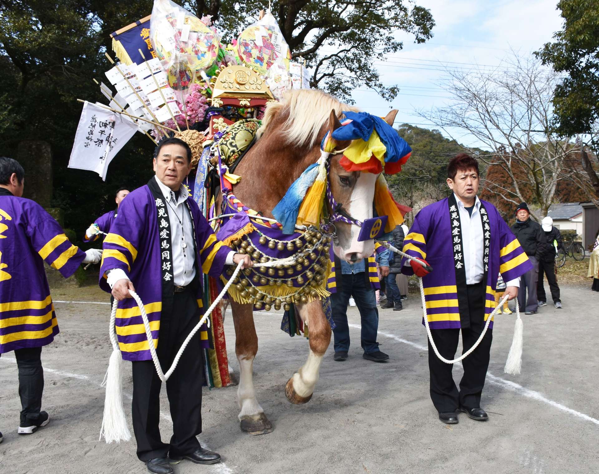 軽快なステップを踏む鈴懸け馬＝姶良市の帖佐稲荷神社