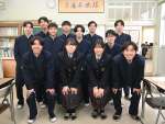 「１陸技」に合格した平峰辺蓮さん（前列左から２人目）と「２陸技」合格の同級生＝枕崎市の鹿児島水産高校