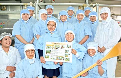 〈関連〉調理員らとの対面を喜ぶ大久保蓮人さん（手前右から２人目）、穂香さん（同３人目）＝姶良市の加治木学校給食センター