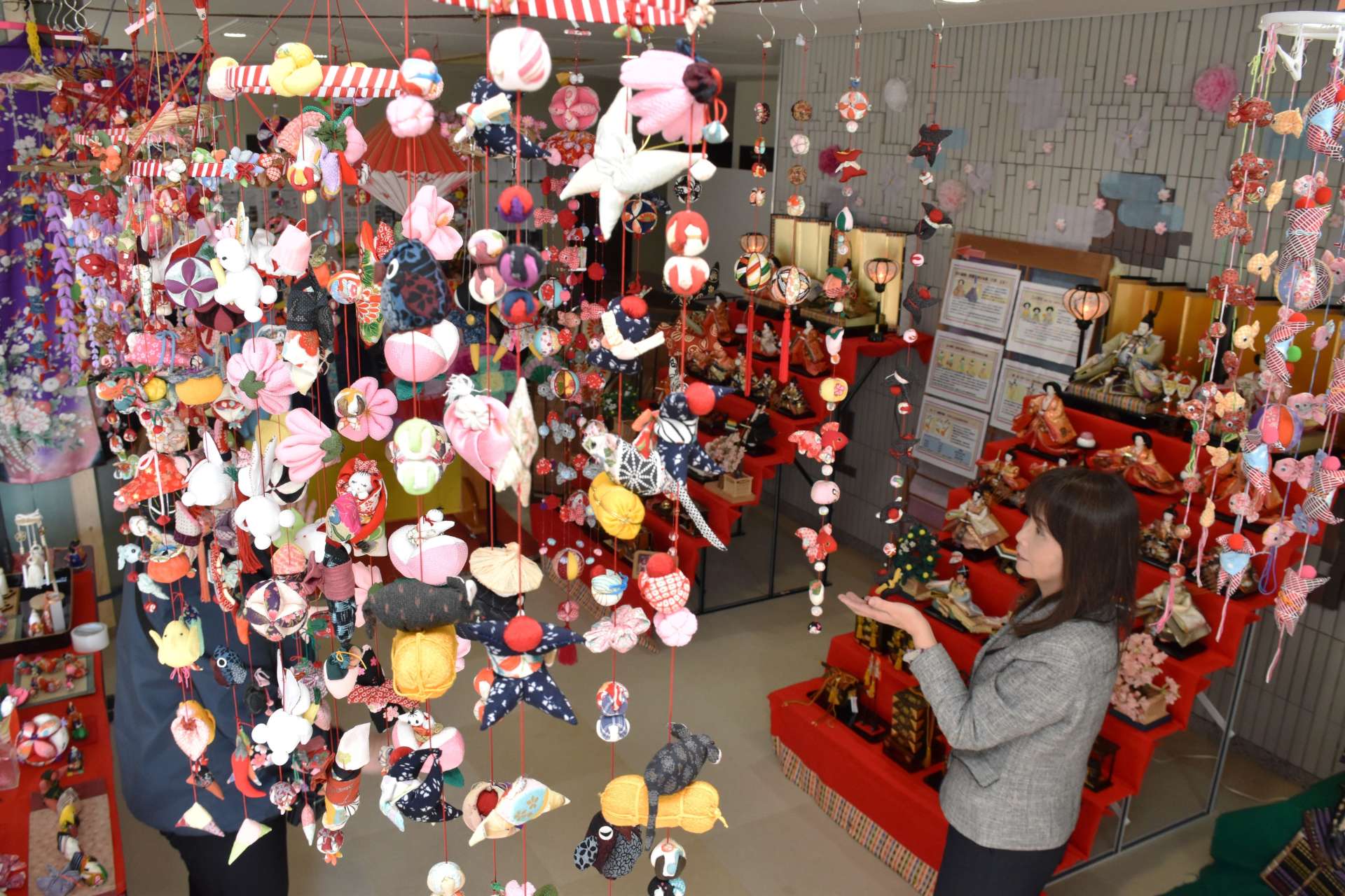 ひな人形やつるしびなが飾られた会場＝２６日、薩摩川内市のセントピア