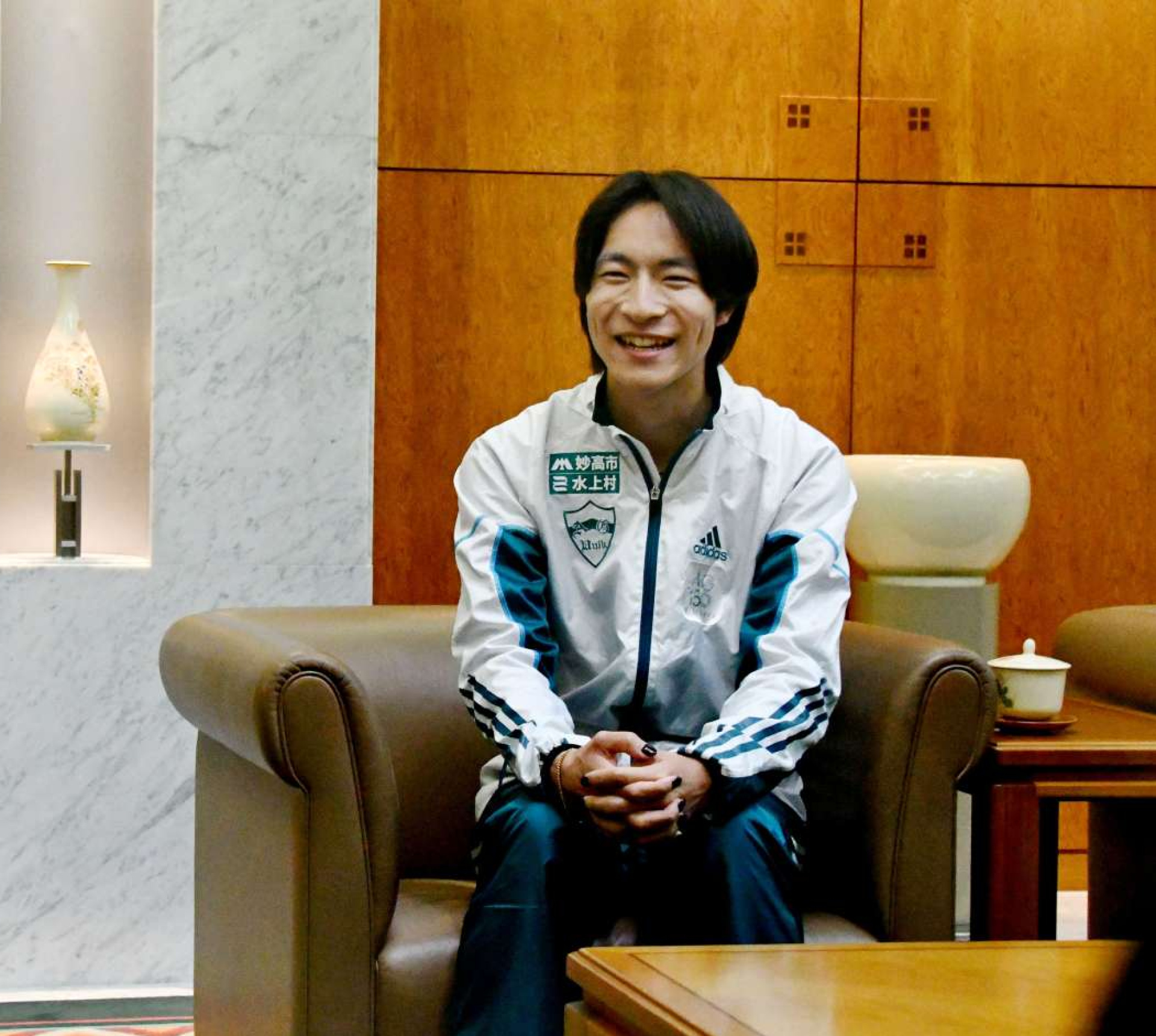 箱根駅伝の好走を話す青山学院大の野村昭夢選手＝鹿児島県庁