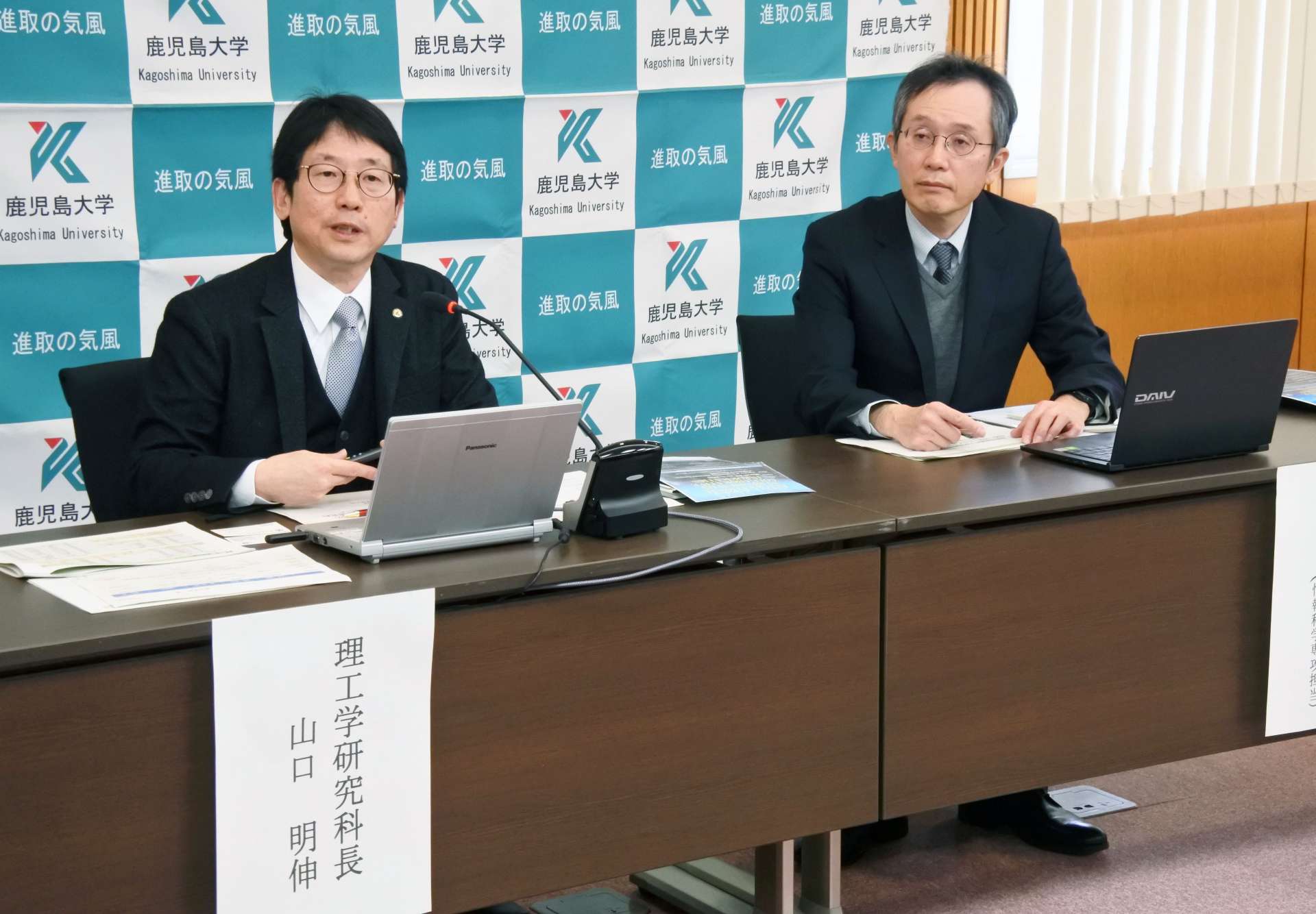 鹿児島大大学院理工学研究科の改組について説明する山口明伸理工学研究科長（左）と重井徳貴教授＝２７日、鹿児島市の鹿大郡元キャンパス