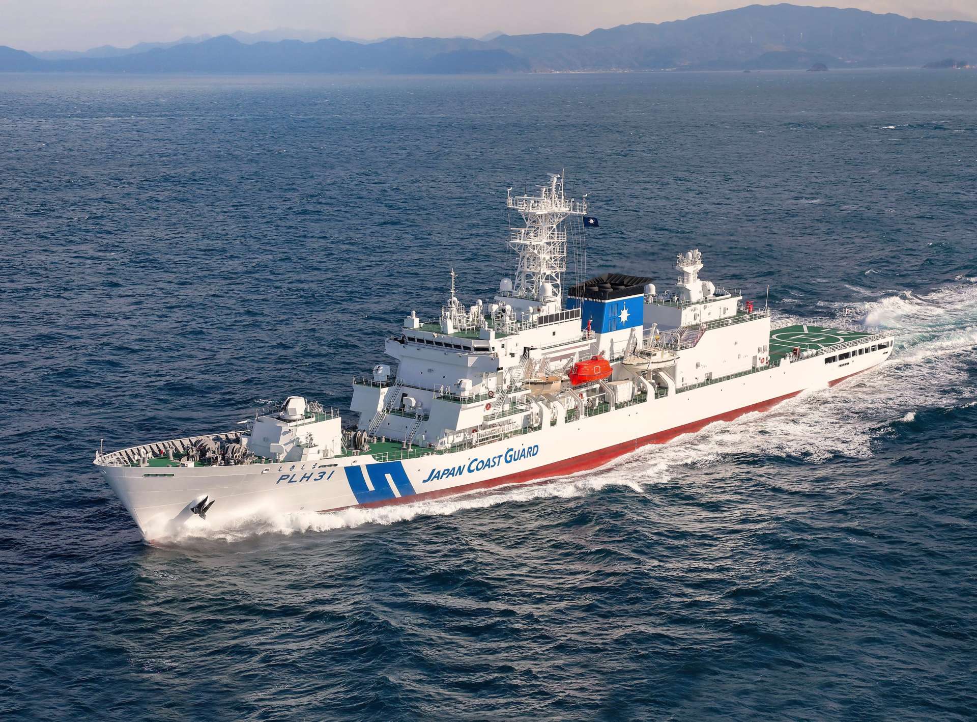 鹿児島海上保安部に就役するヘリコプター搭載型大型巡視船「しきしま」（第１０管区海上保安本部提供）