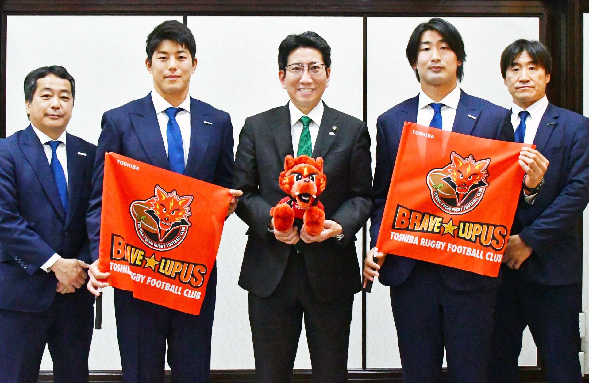 リーグワン公式戦開催をＰＲする東芝の桑山淳生（左から２人目）と聖生（同４人目）＝鹿児島市役所