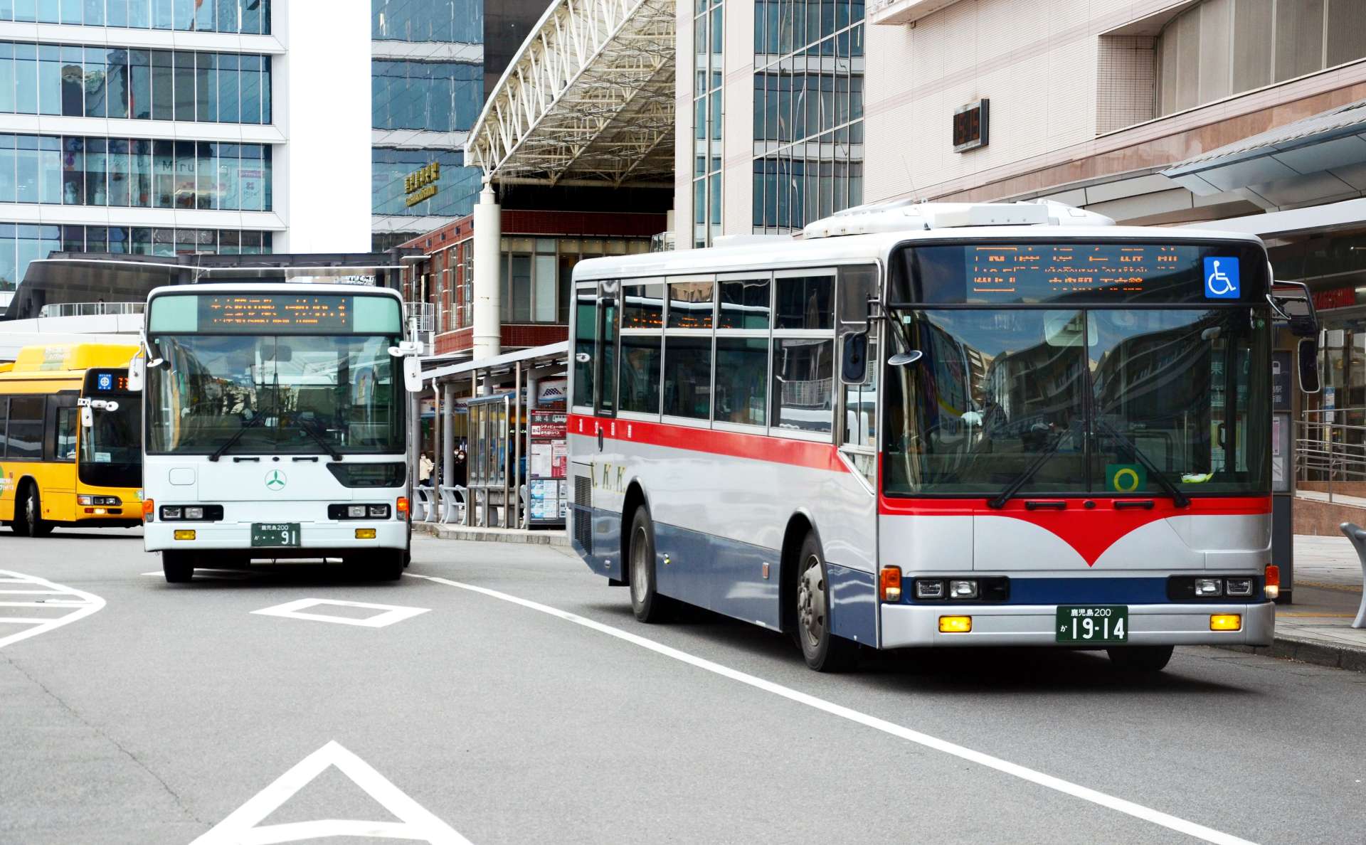 新型コロナウイルス５類移行後も運転手の離職が収まらず、減便・廃止が続く路線バス＝２月、鹿児島市のＪＲ鹿児島中央駅前