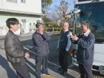 談笑する運転手。２０代は貴重で孫のようにかわいがられるという＝鹿児島市浜町の鹿児島交通鹿児島営業所