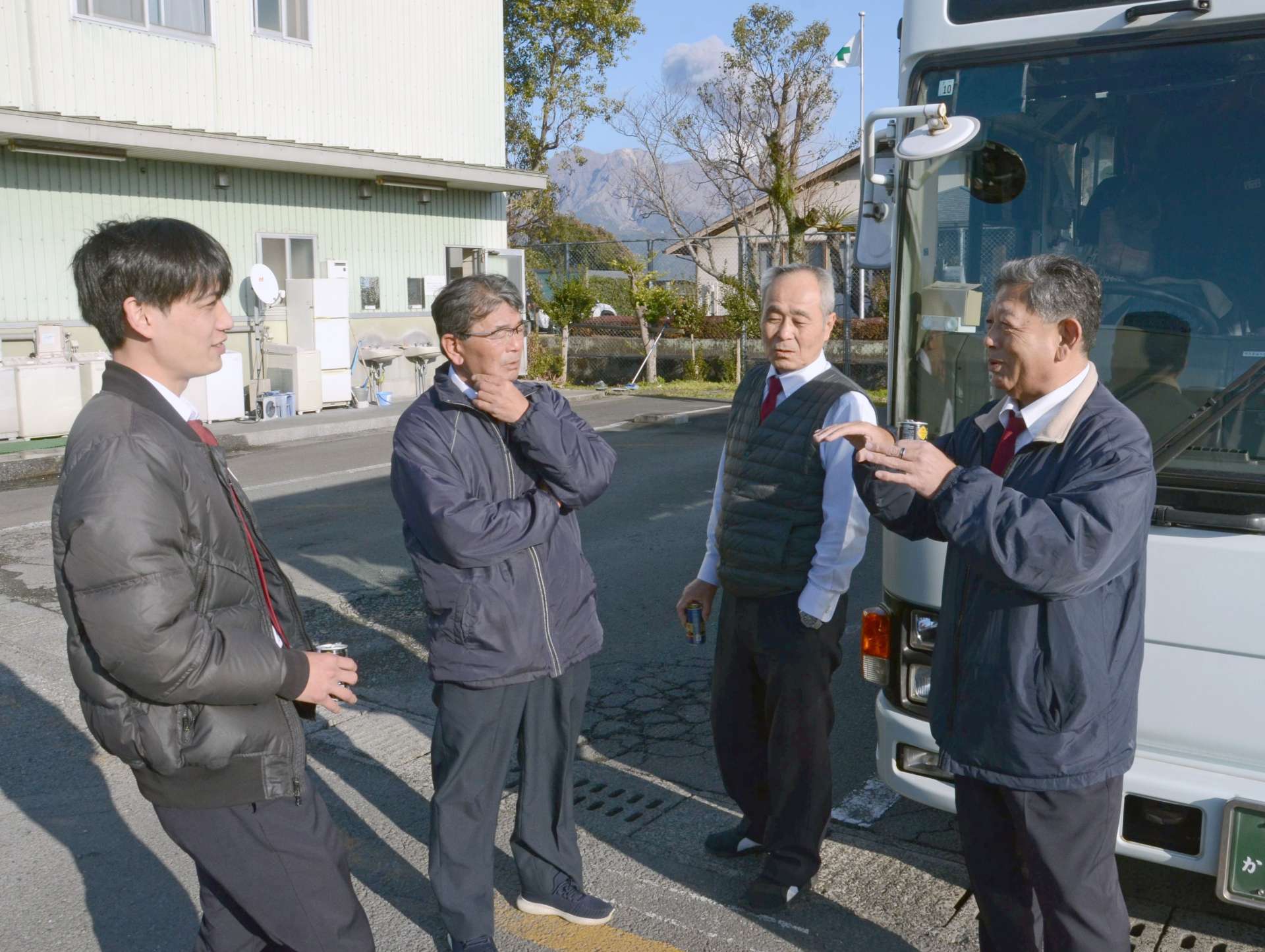 談笑する運転手。２０代は貴重で孫のようにかわいがられるという＝鹿児島市浜町の鹿児島交通鹿児島営業所